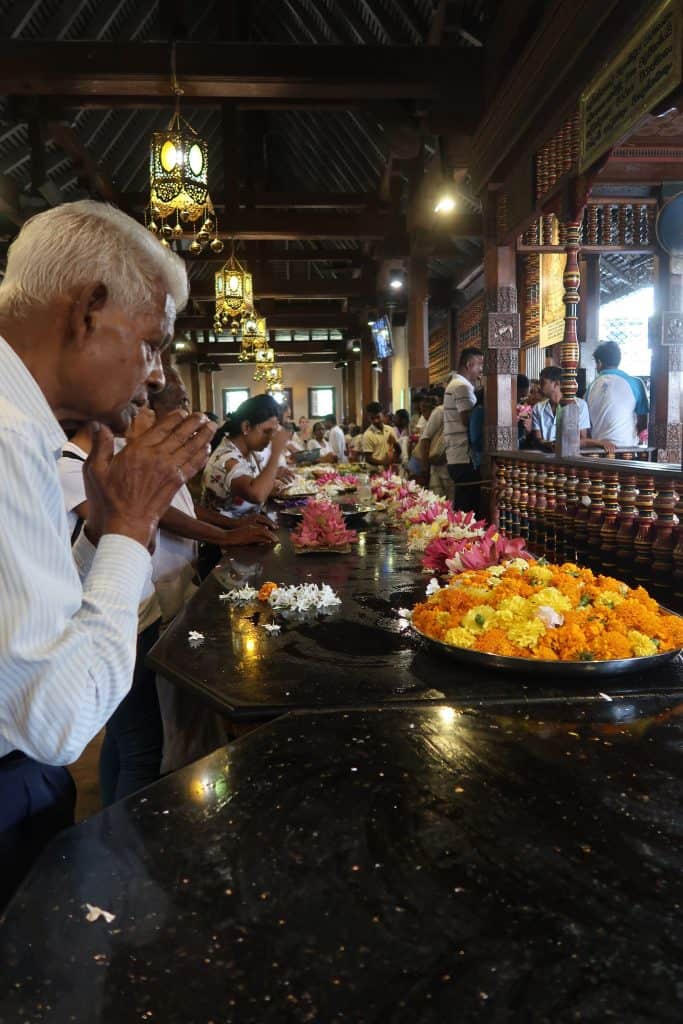 praying sri lanka 