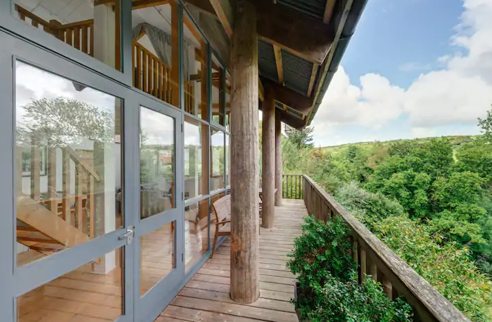 unique airbnb stays uk luxe treehouse